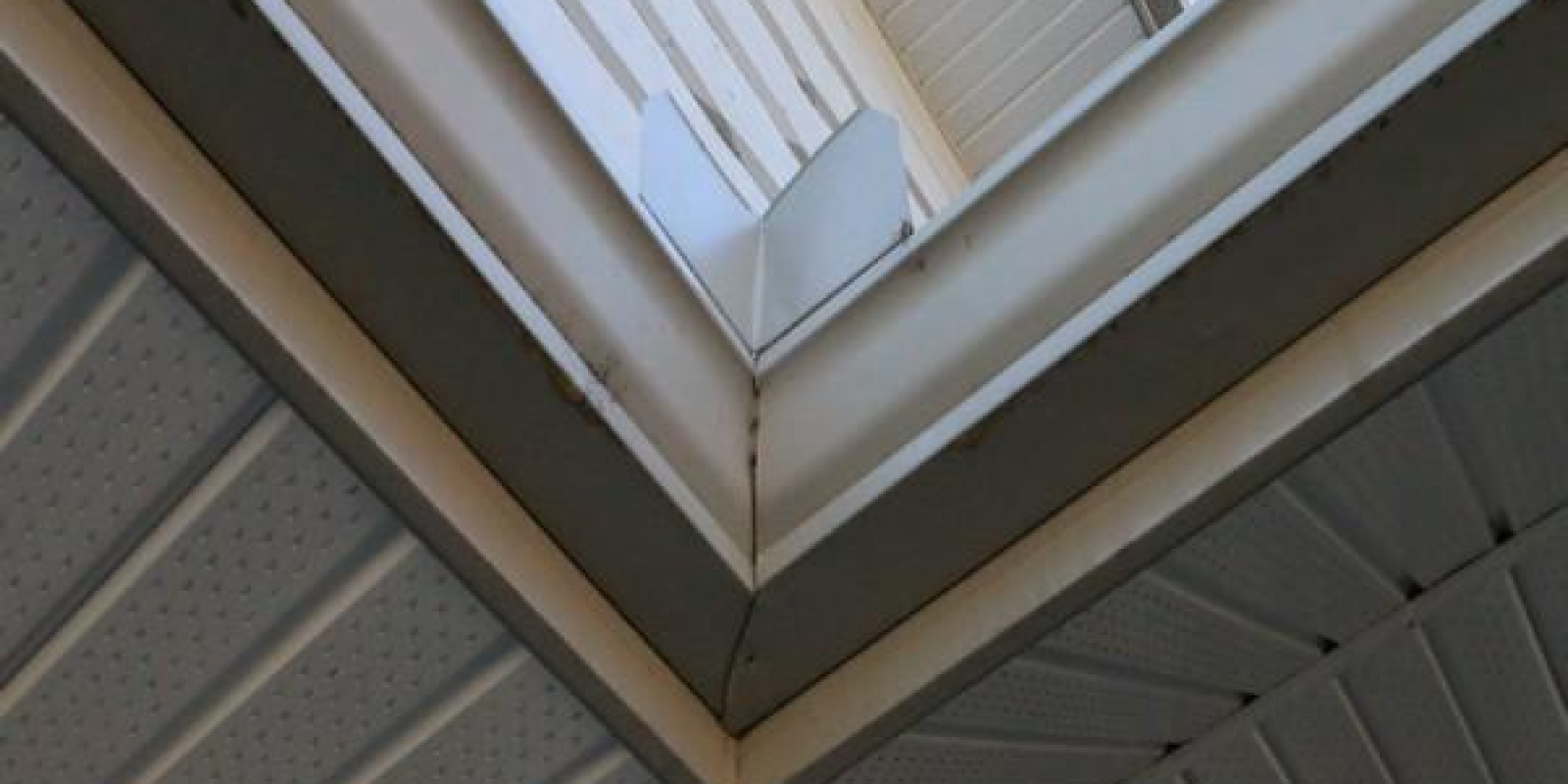 How to Repair a Leaking Gutter